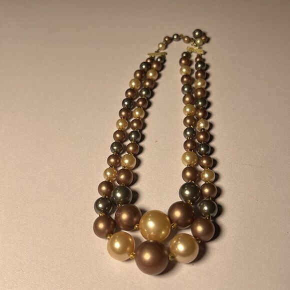 Beautiful Tricolor Beaded Necklance - Picture 2 of 4